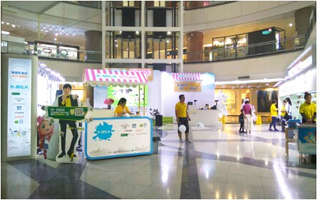 賓格瑞受邀參與“韓國乳制品展覽會”(圖3) 嚴控產(chǎn)品質(zhì)量,造福子孫后代。近年來,隨著國內(nèi)牛奶不合格事件的大量曝光,牛奶安全問題也一直成為家長所關(guān)心的問題,因此越來越多的中國媽媽選擇國外的乳制品。然而到底什么類型的牛奶更符合中國寶寶的健康成長呢?韓國與中國本乃一衣帶水、隔海相望的鄰居。同為東亞國家,所以更加符合東方人的體質(zhì)特征。并且韓國牛奶把衛(wèi)生放在了首位,在韓國只要出現(xiàn)衛(wèi)生問題的牛奶就立即下架停止銷售。